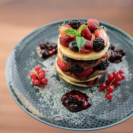 ホテル Address イスタンブール エクステリア 写真 A stack of pancakes with fruit