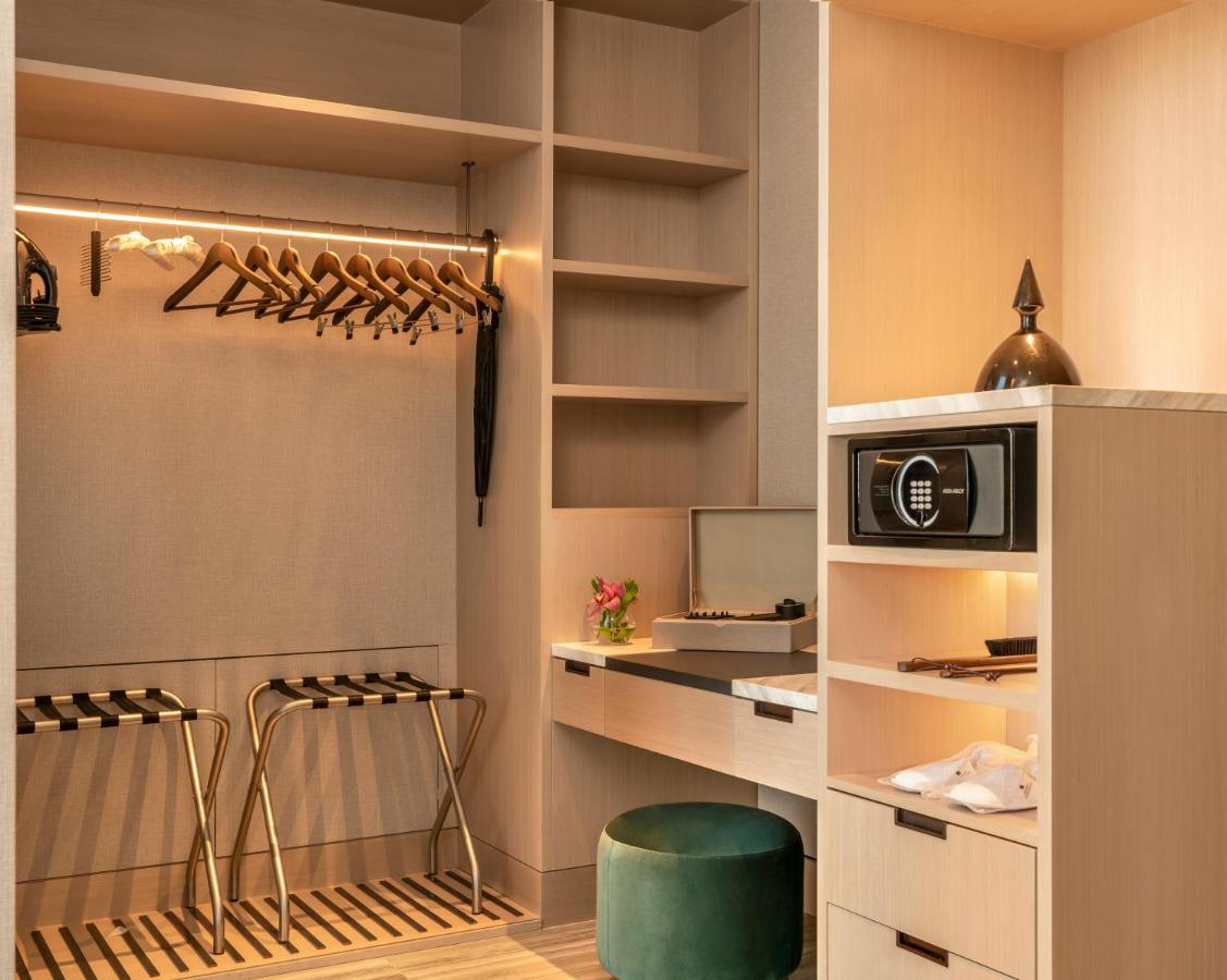 ホテル Address イスタンブール エクステリア 写真 A safe in a hotel room