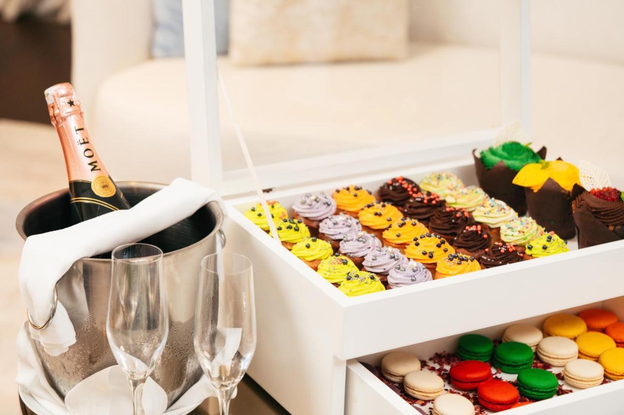 ホテル Address イスタンブール エクステリア 写真 A Moët champagne bottle in a cooler
