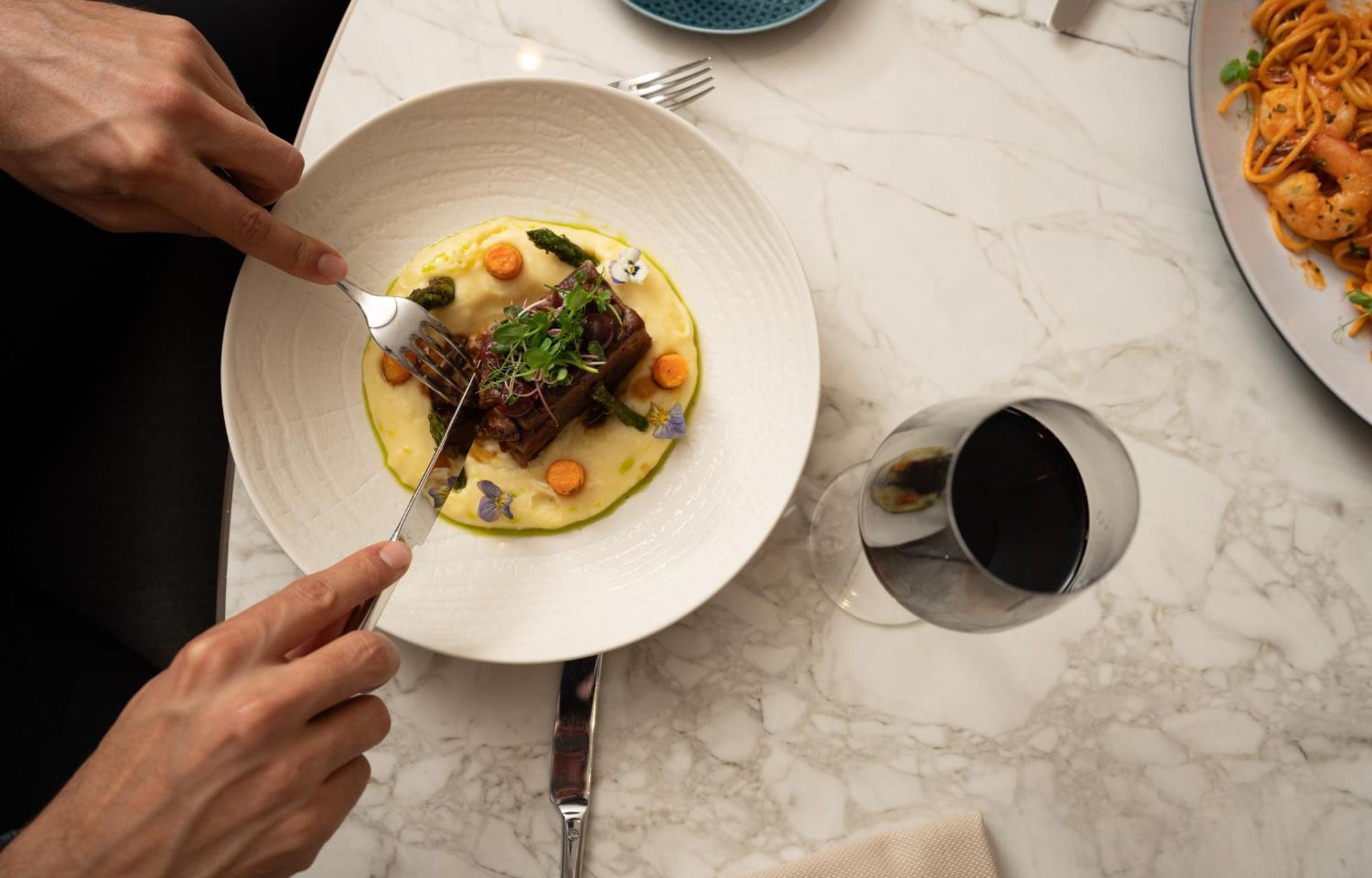 ホテル Address イスタンブール エクステリア 写真 A person using a fork to cut into a meal