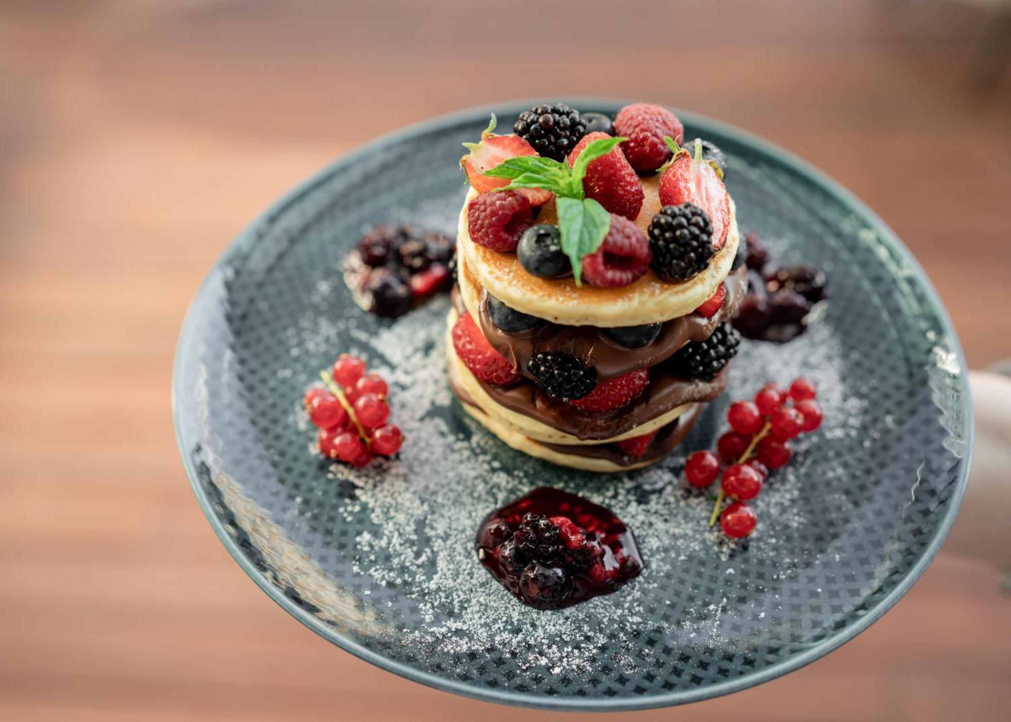 ホテル Address イスタンブール エクステリア 写真 A stack of pancakes with fruit